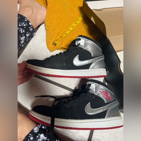 Air Jordan 1 MID - Picture 1 of 5